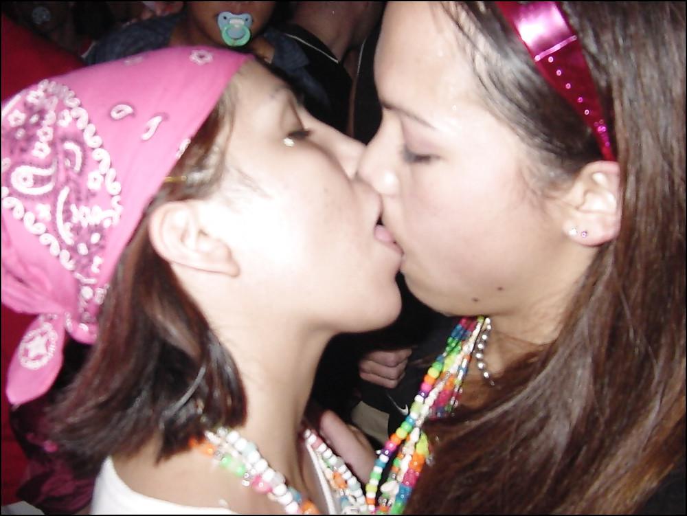 25P Amateur teens - kissing