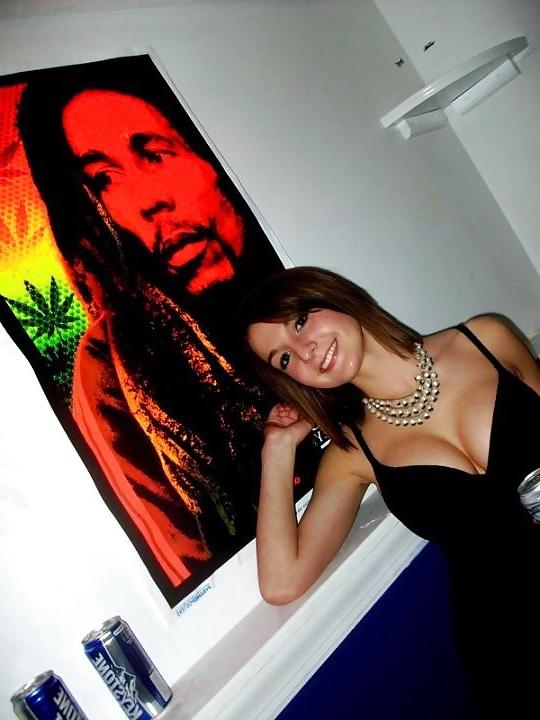 8P Hot girl with amazing cleavage