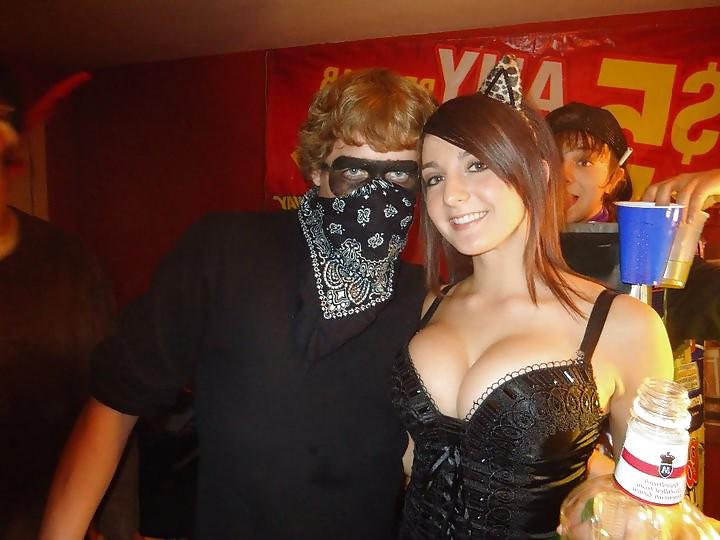 8P Hot girl with amazing cleavage