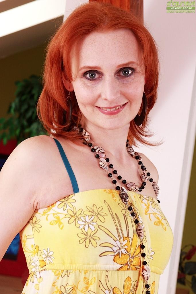 15P Mature redhead Bachova fingers box wearing only stockings