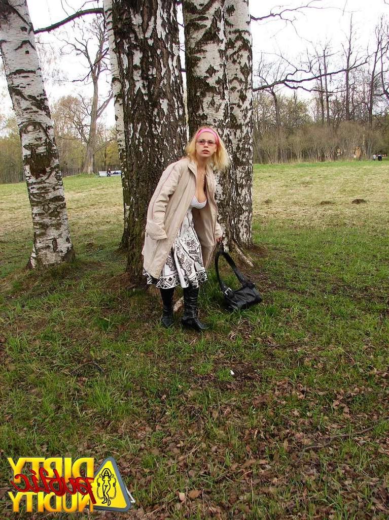 15P Luba pissing in public park