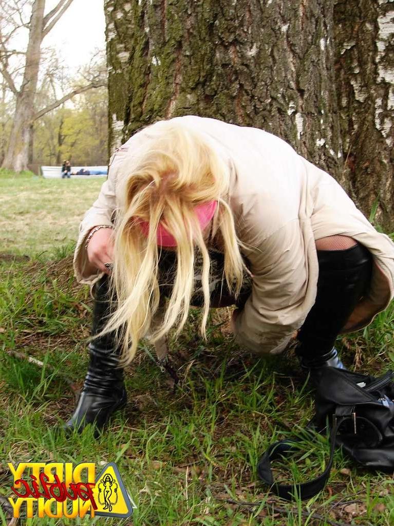 15P Luba pissing in public park