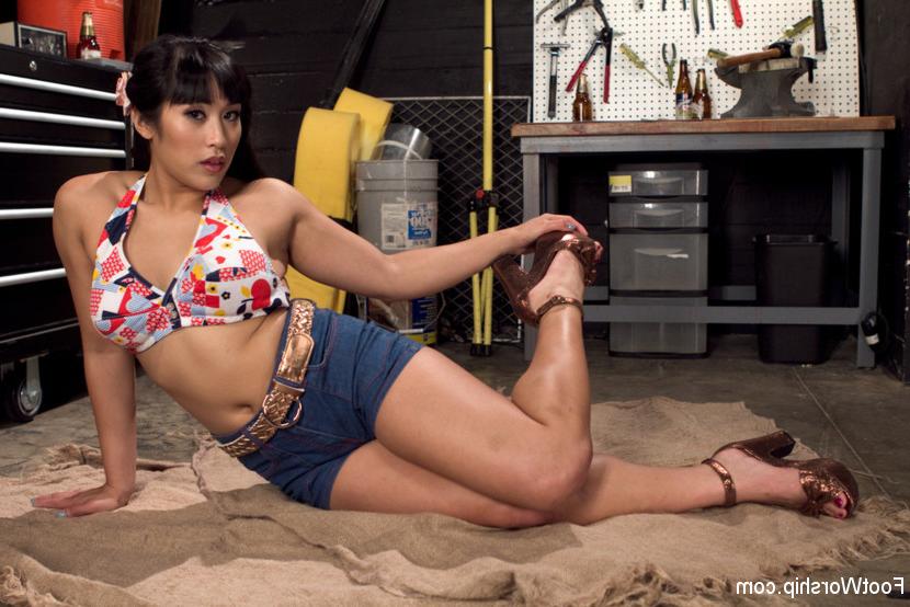 15P Mia Li Sneaks Into the Garage to Give a Foot Job