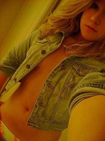 10P Blondie shows her pink tits and pussy then fingers it