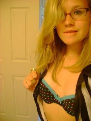 10P Blondie shows her pink tits and pussy then fingers it