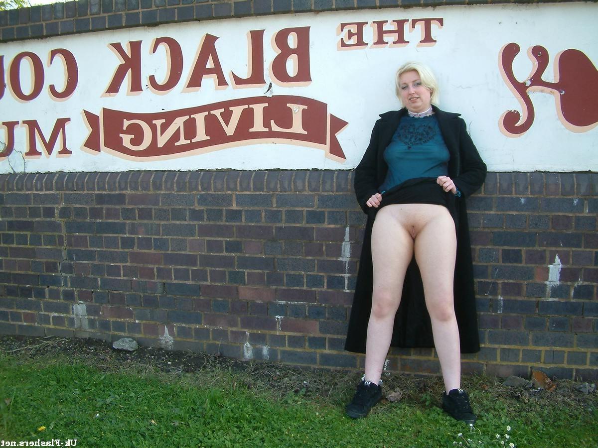 16P Sexy blonde girlfriend Yanus public amateur flashing