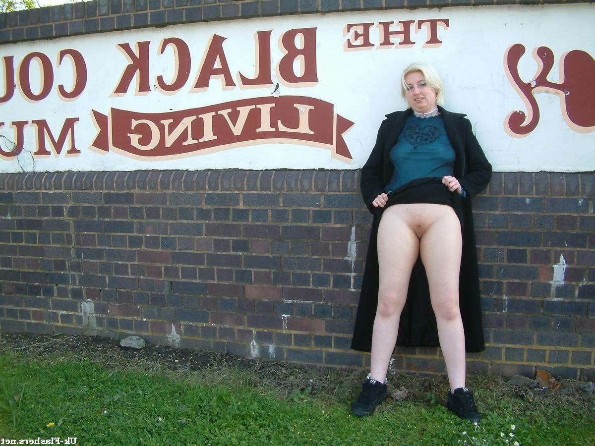 16P Sexy blonde girlfriend Yanus public amateur flashing