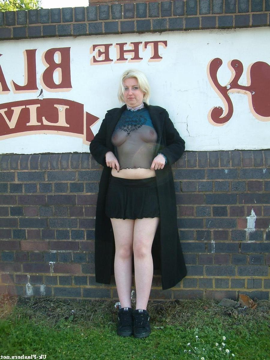 16P Sexy blonde girlfriend Yanus public amateur flashing