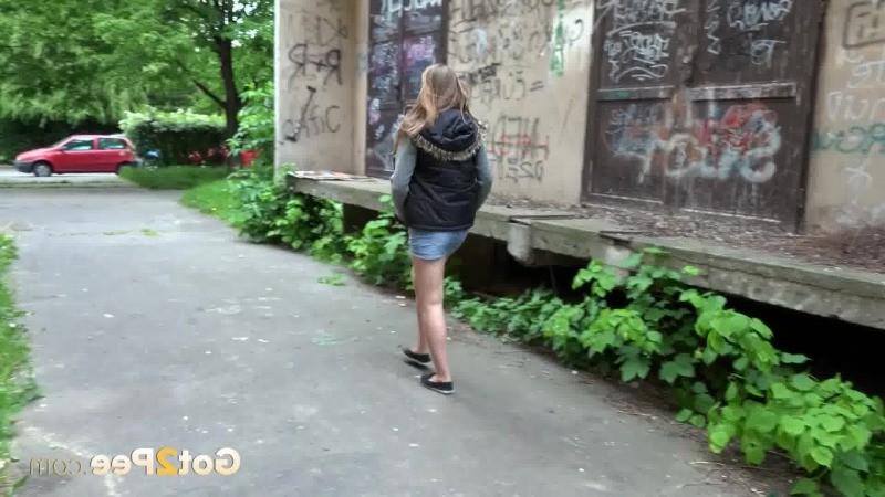 15P Gorgeous brunette pulls her g string to pee