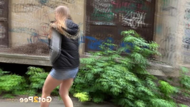 15P Gorgeous brunette pulls her g string to pee