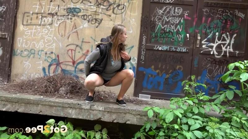 15P Gorgeous brunette pulls her g string to pee