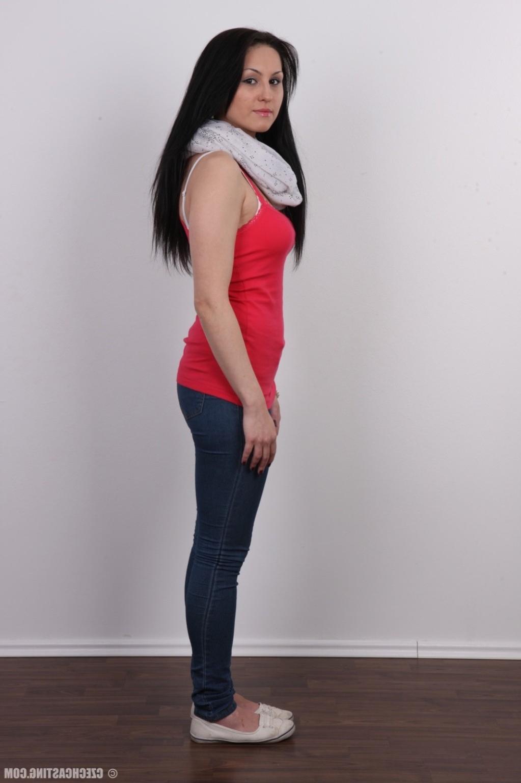 17P Amateur brunette in casting picstures