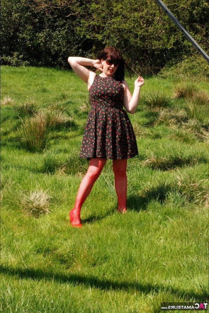 20P English MILF In The Park