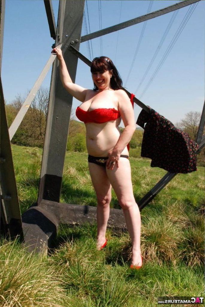 20P English MILF In The Park