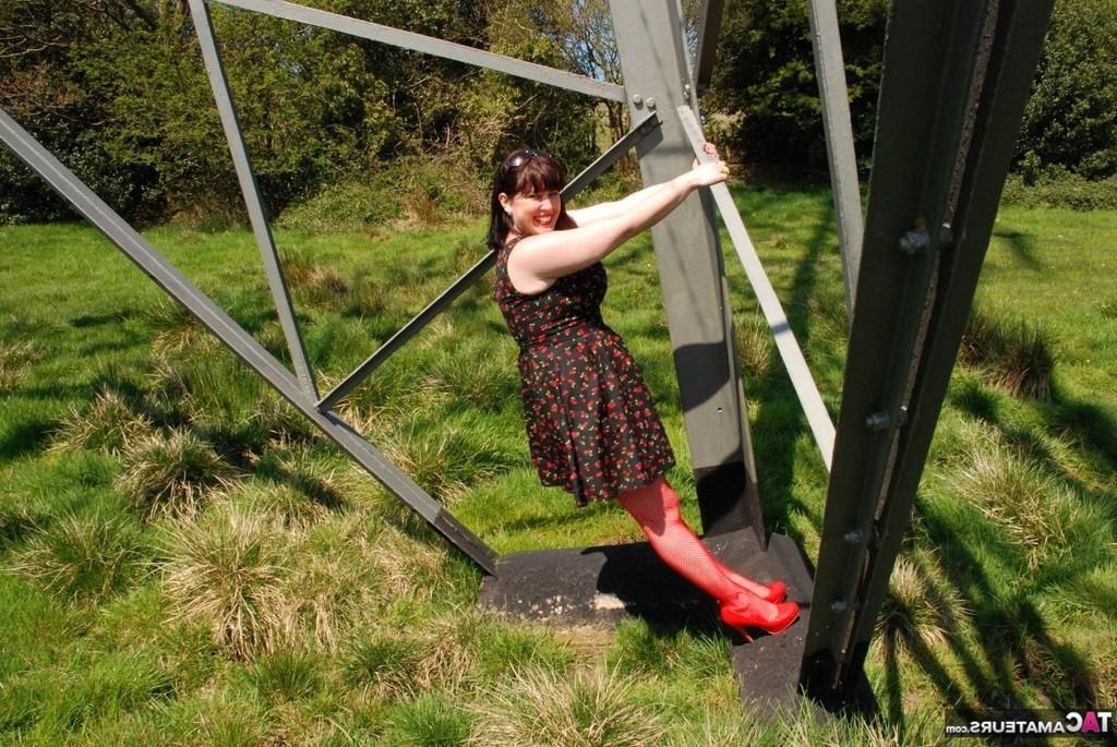 20P English MILF In The Park