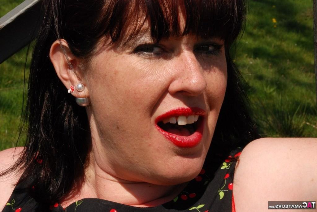 20P English MILF In The Park