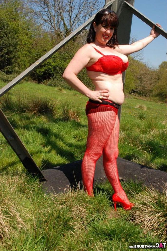 20P English MILF In The Park