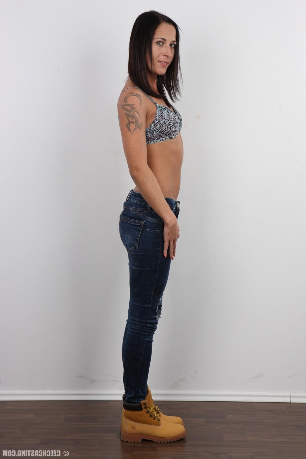 17P Sexy mature brunette poses nude