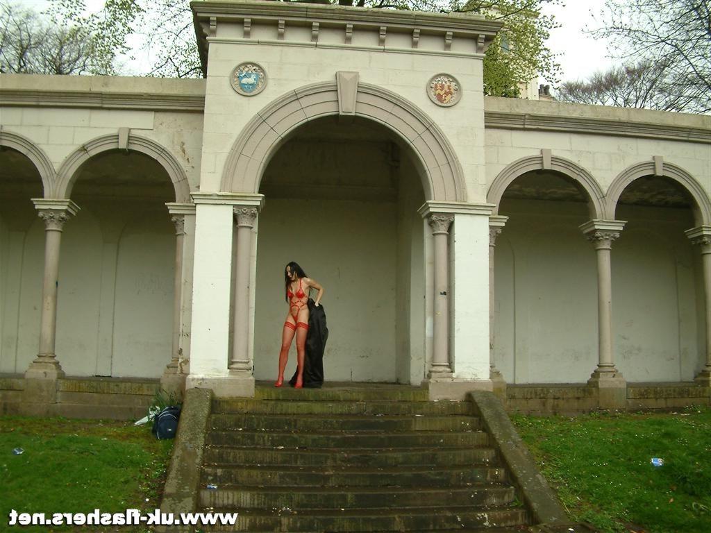 9P Goth public fetish of brunette Isis