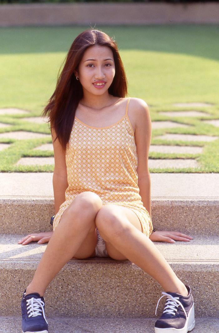 14P Youn thai girlfriend naked and in public