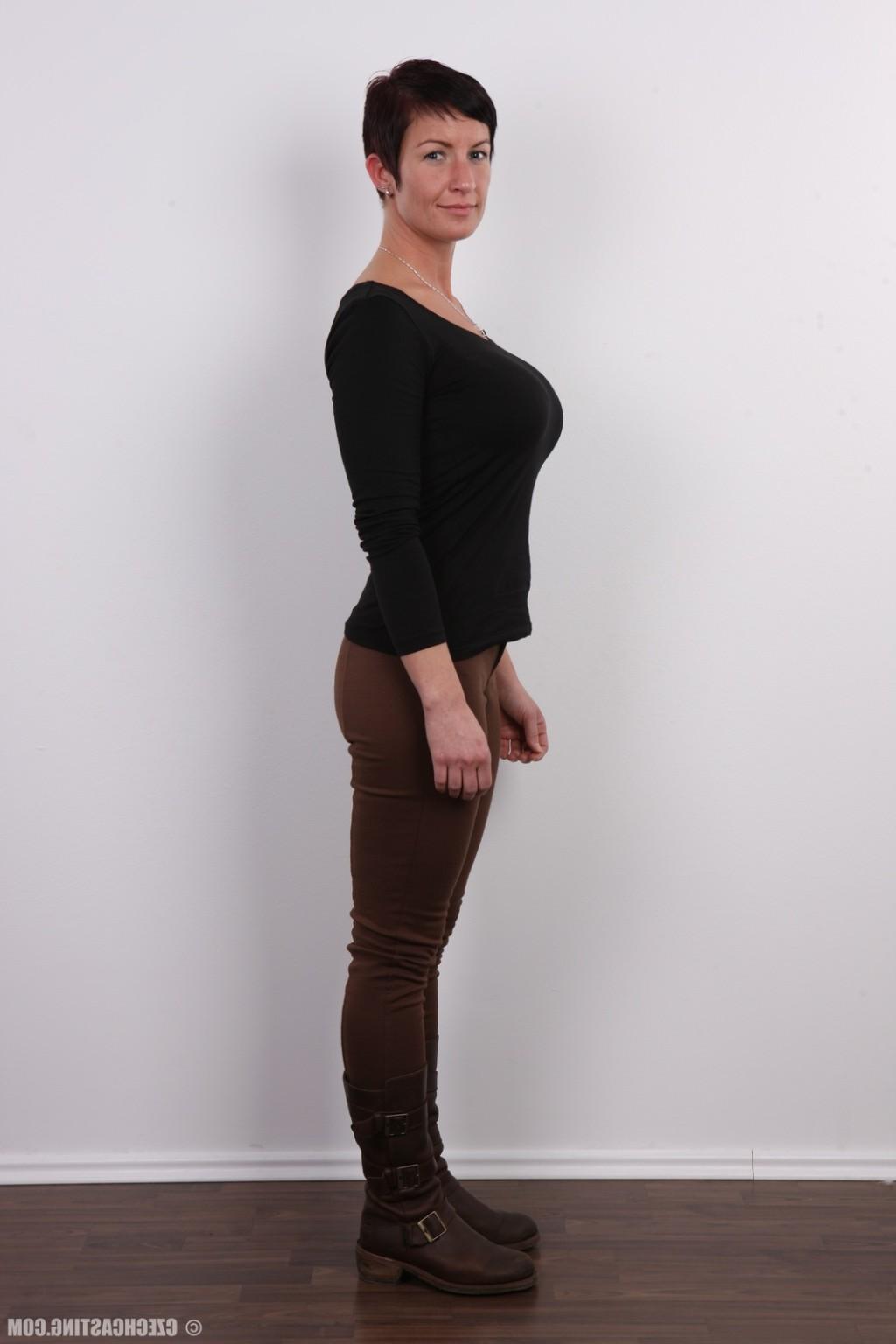 17P Maure brunette poses for photo camera