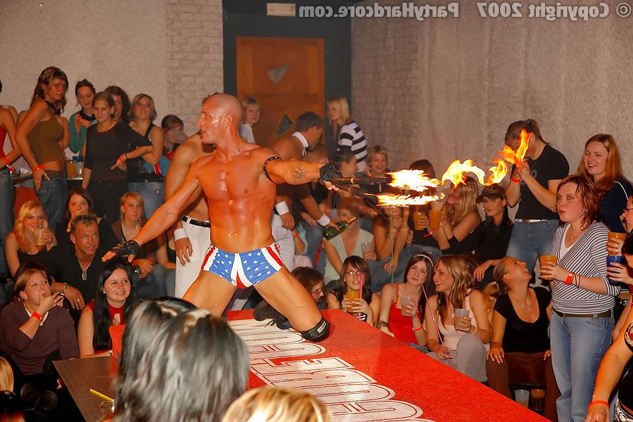 11P Strippers dancing for horny ladies