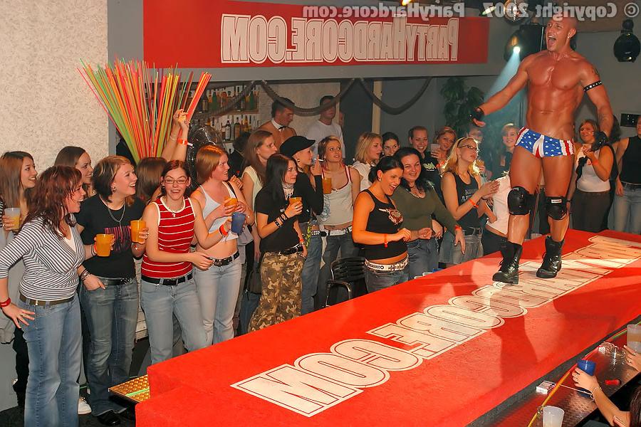 11P Strippers dancing for horny ladies