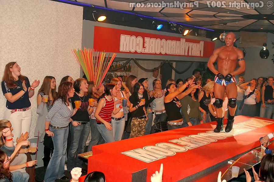 11P Strippers dancing for horny ladies