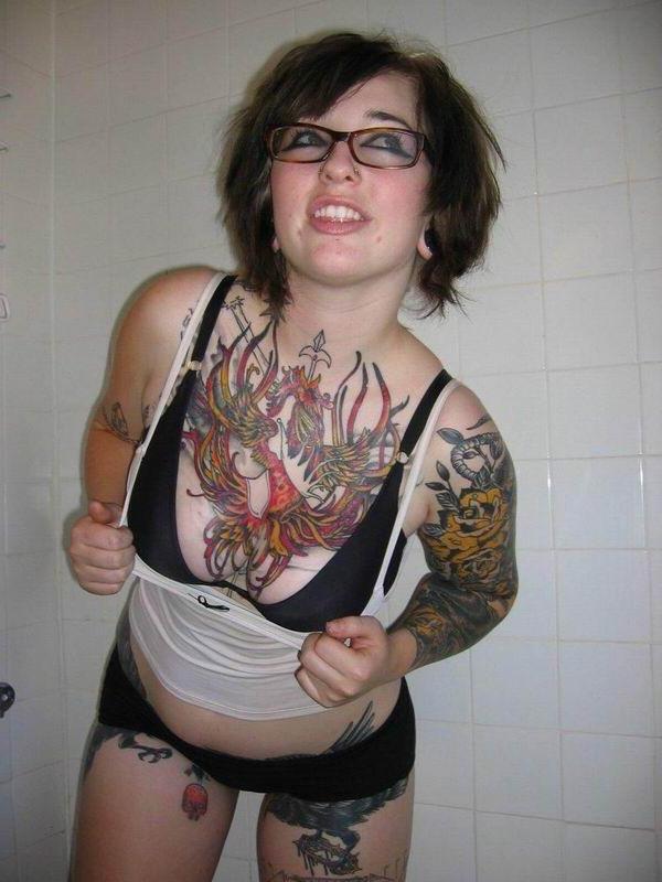 11P tattoed amateur ladies poser