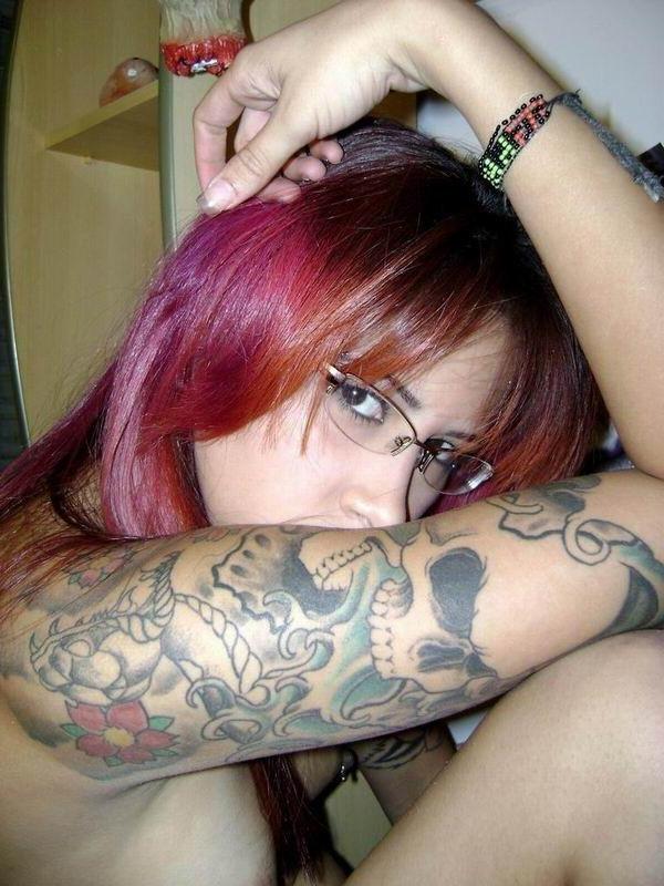 11P tattoed amateur ladies poser