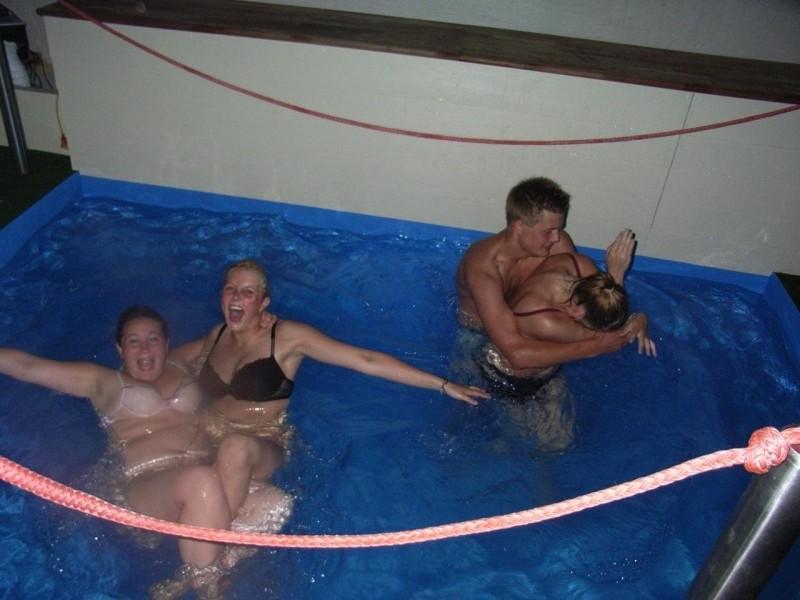 18P Drunk girls flashing thier tits in public places