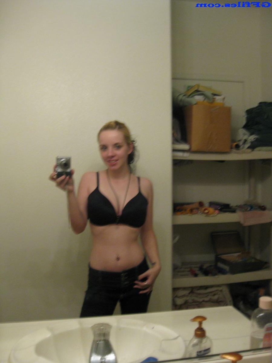 16P Amateur homemade girls selfshot cleavage