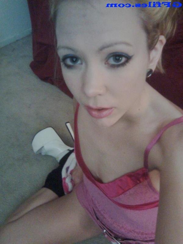 16P Amateur homemade girls selfshot cleavage