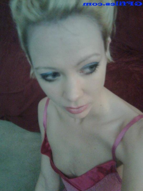 16P Amateur homemade girls selfshot cleavage