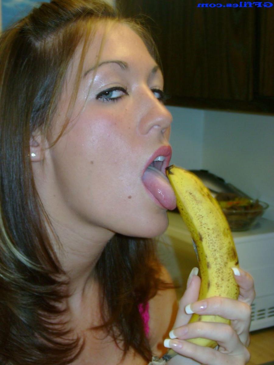 16P Amateur homemade girls selfshot cleavage