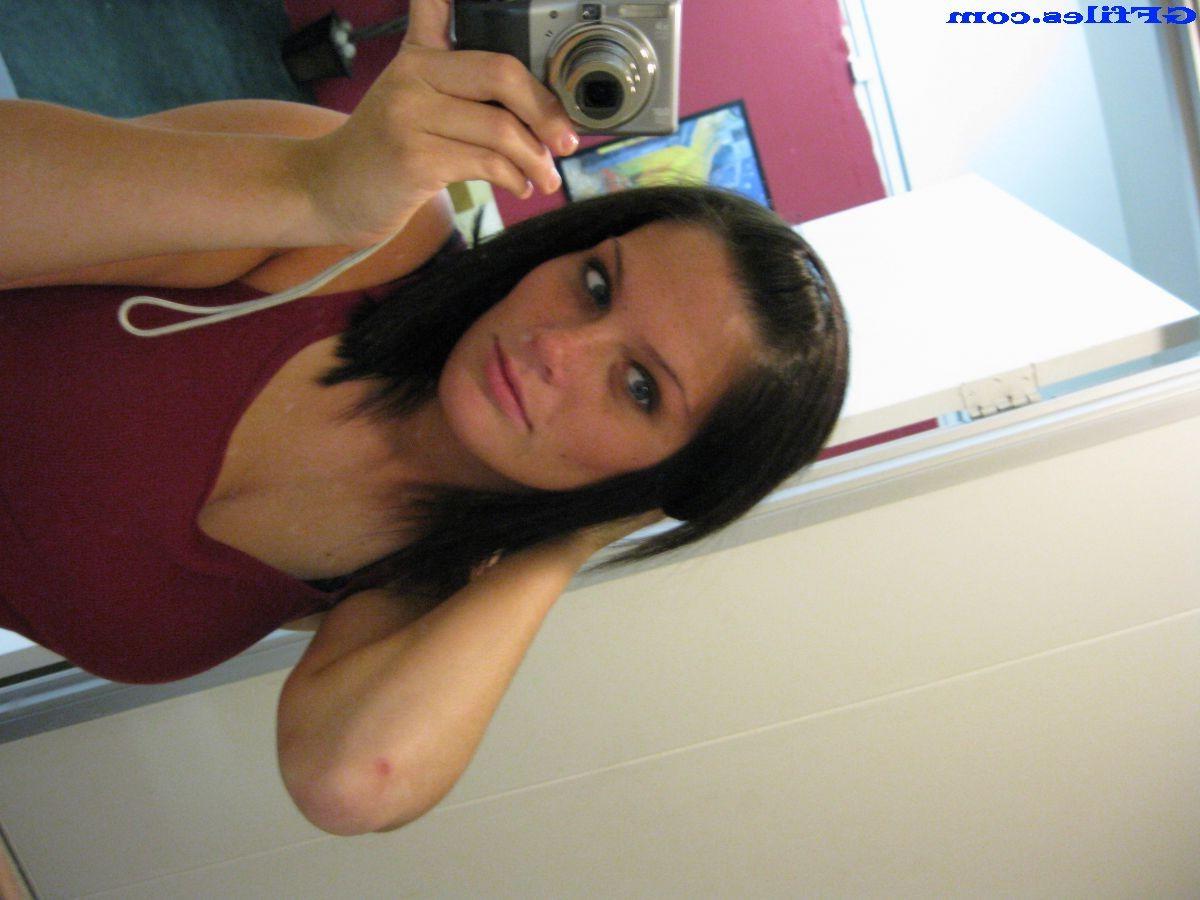 16P Amateur homemade girls selfshot cleavage