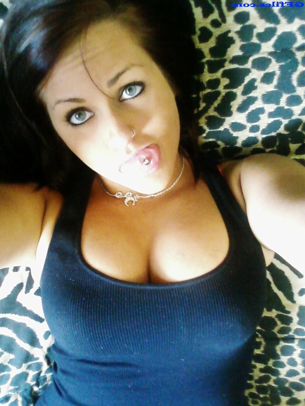 16P Amateur homemade girls selfshot cleavage