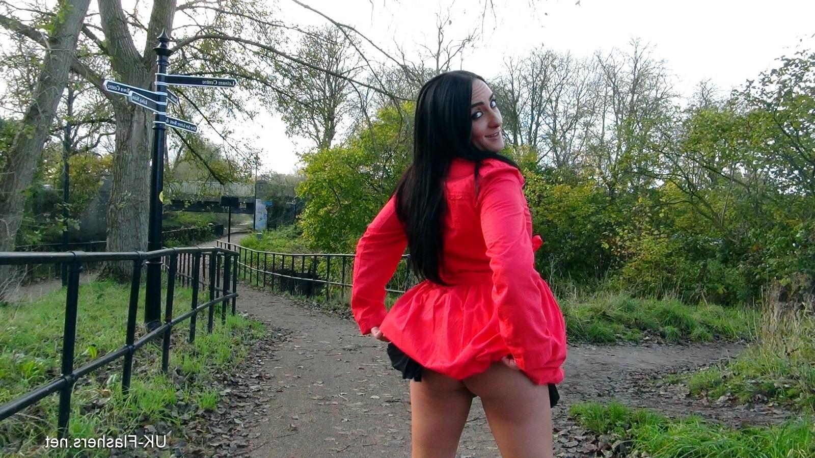 8P Amateur brunette exhibitionist Chloe plays with her pussy outsid