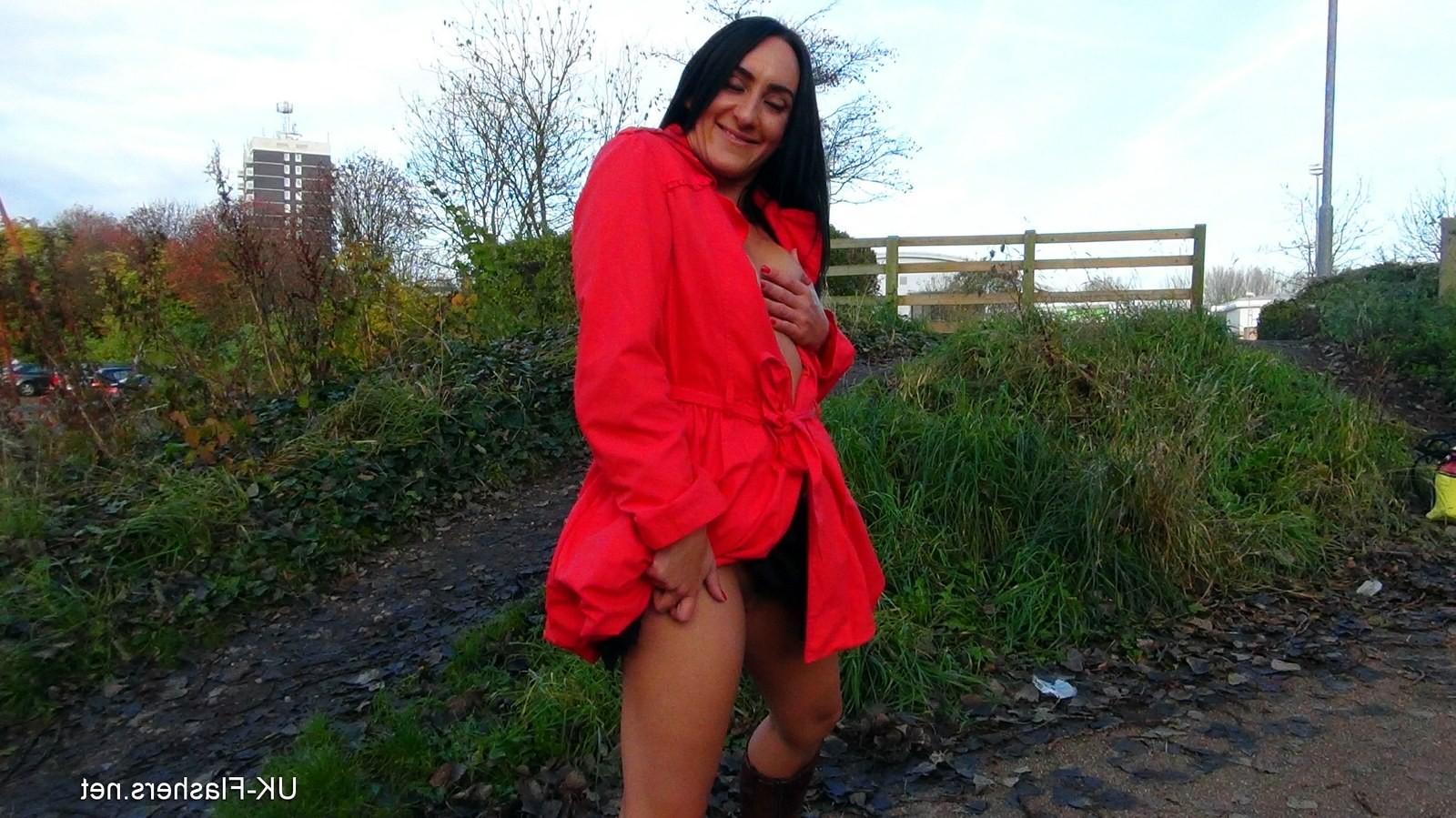 8P Amateur brunette exhibitionist Chloe plays with her pussy outsid