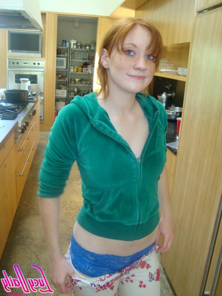 16P Amateur busty redhead flashing in kitchen