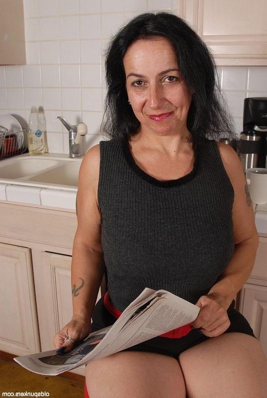 12P Busty mature frigging for orgasm