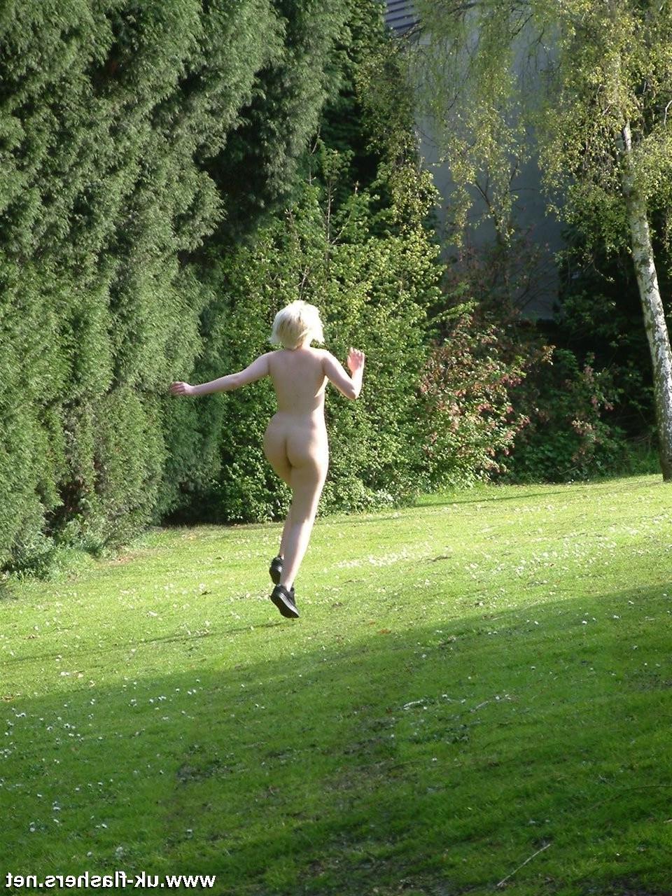 16P Amateur blonde exhibitionist Yanus goes for a walk in her local 