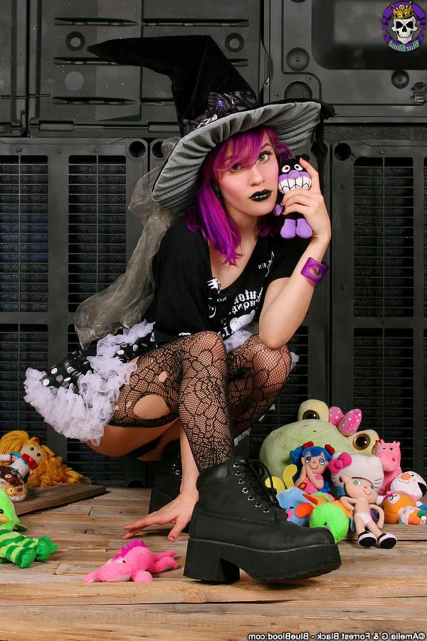 15P Spooky Cute Gothic Witch Babe Dorothy Perkins Undressed
