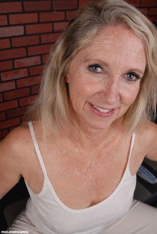 12P Anal granny in the shower