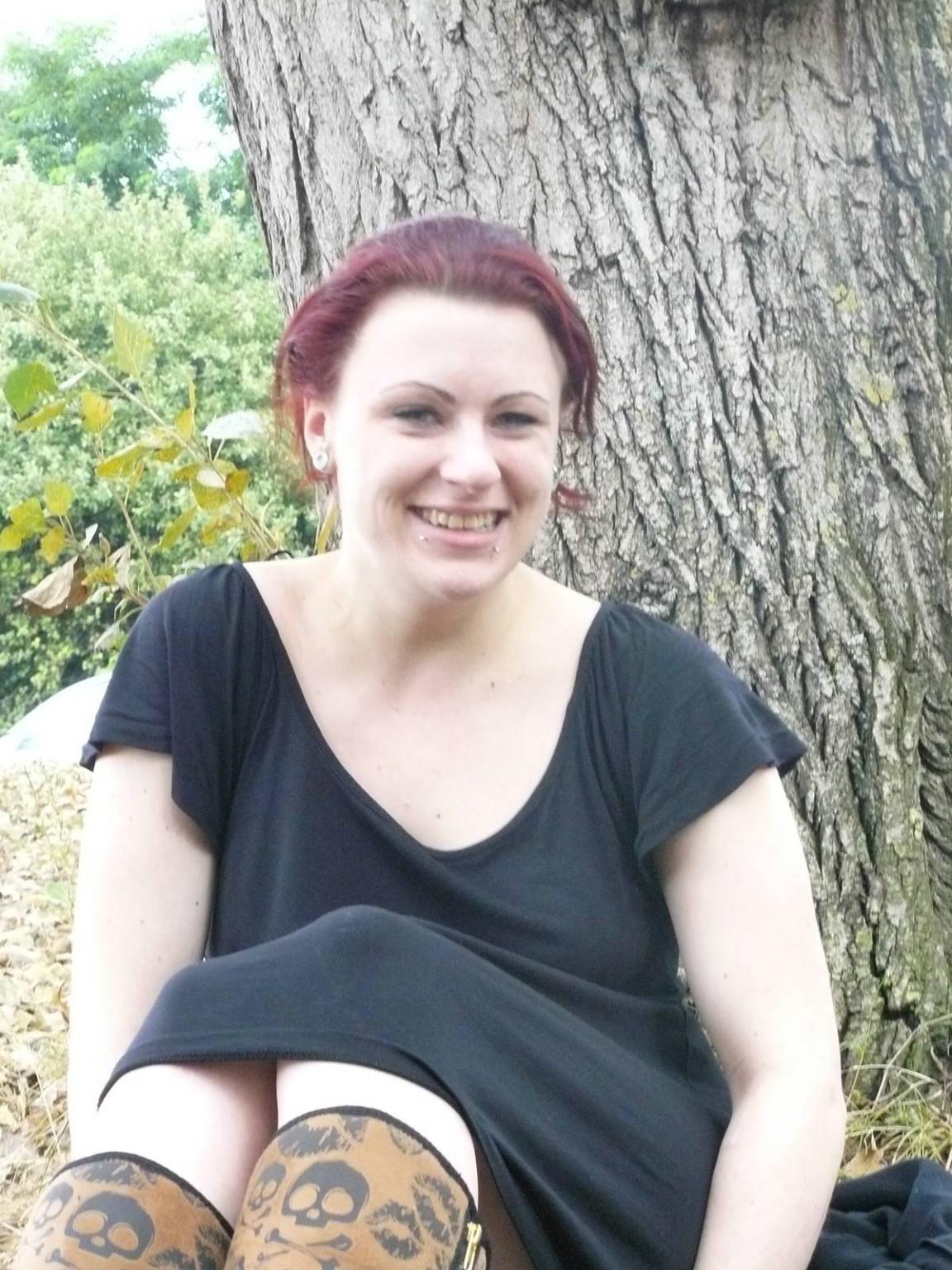 16P Cute amateur gothic MiLF Isabel is a true exhibitionist as she 