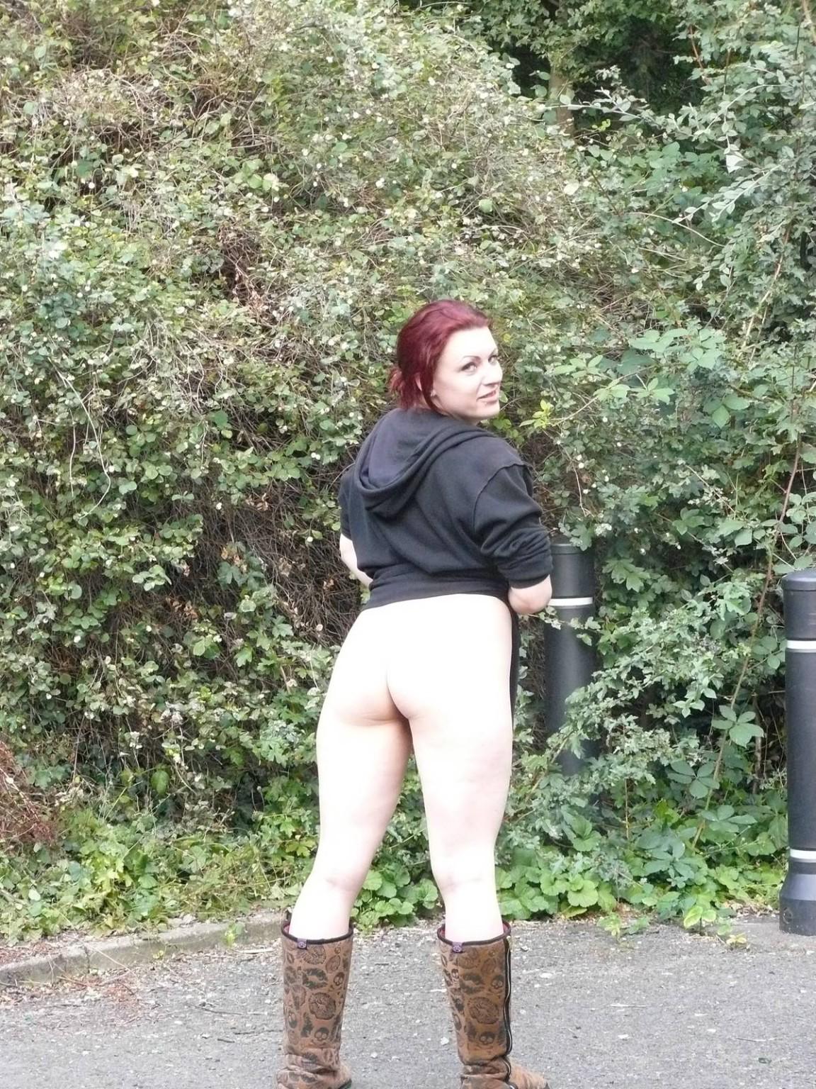 16P Cute amateur gothic MiLF Isabel is a true exhibitionist as she 