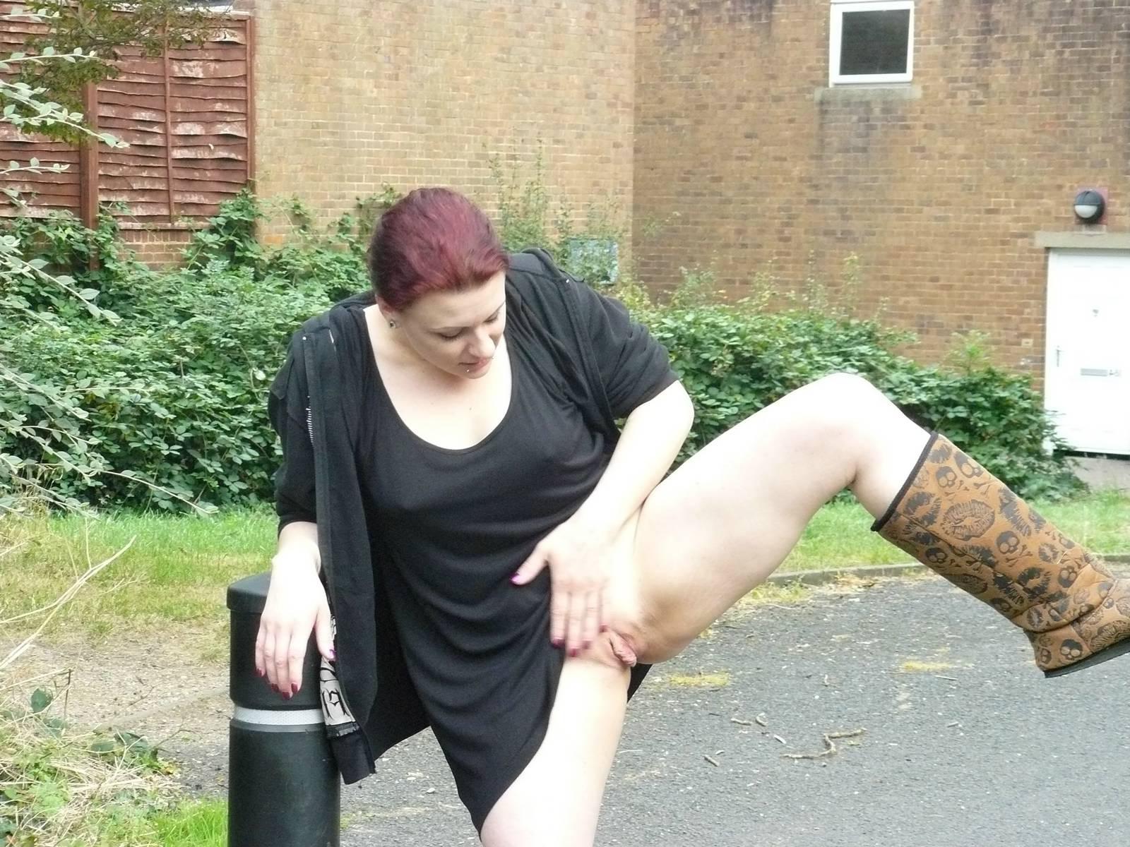 16P Cute amateur gothic MiLF Isabel is a true exhibitionist as she 