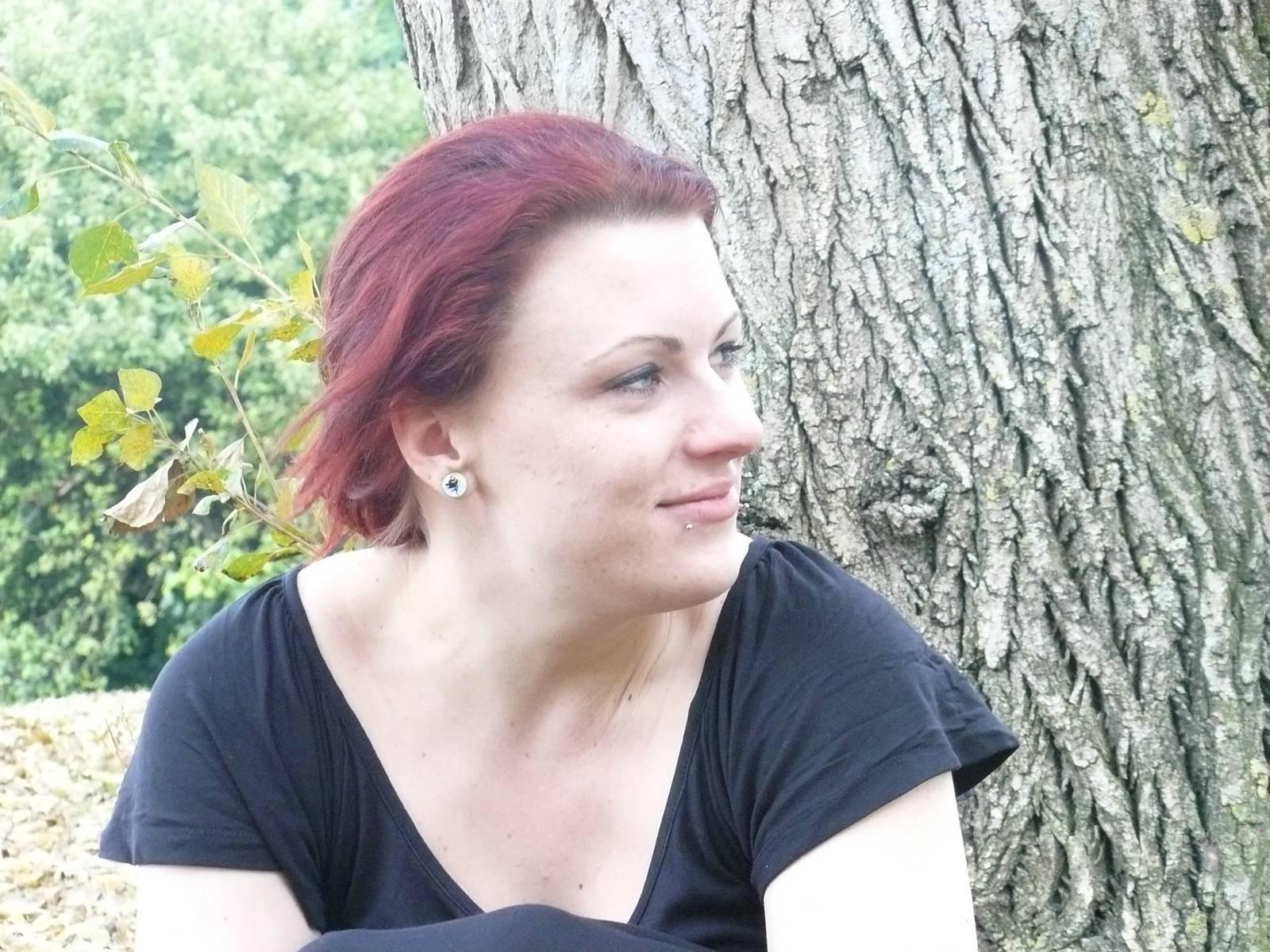 16P Cute amateur gothic MiLF Isabel is a true exhibitionist as she 