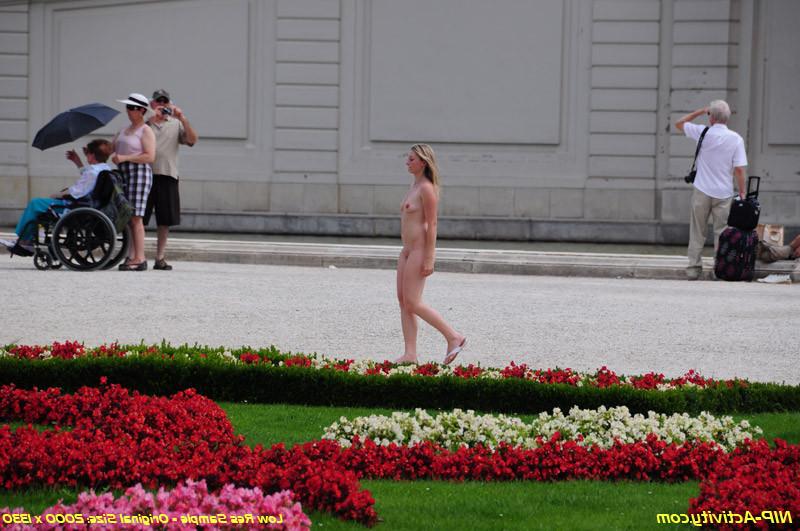 15P Naked teen walking outdoors in public