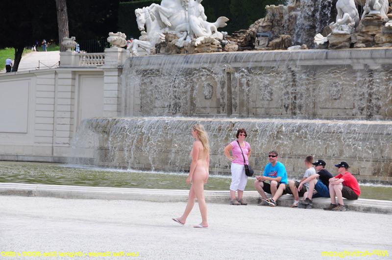 15P Naked teen walking outdoors in public